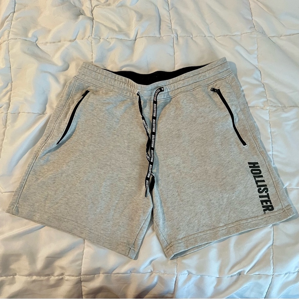 Hollister Men’s Gray sweat shorts zippered side pockets Size LARGE